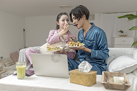 两人吃饭素材情侣在客厅想用健康绿色食品背景