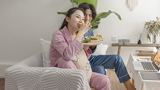 情侣在客厅想用健康绿色食品图片