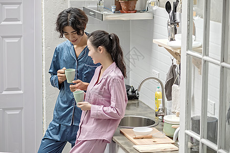 情侣在厨房喝水休息图片