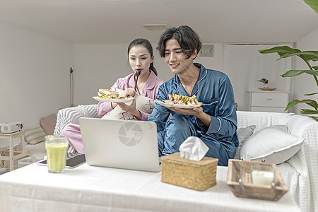 情侣在客厅食用绿色食品高清图片
