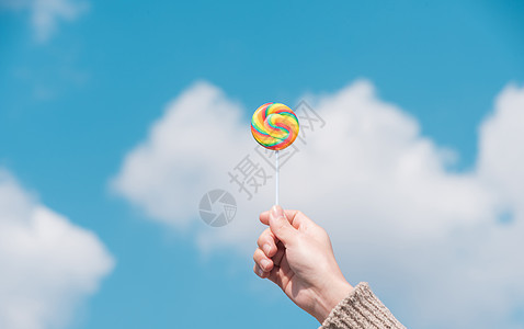 蓝天白云下的棒棒糖图片