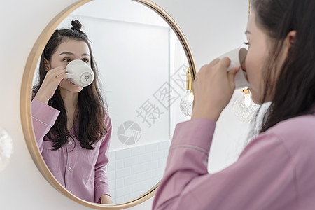 盐水漱口女子清晨漱口背景