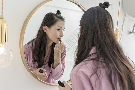女子化妆镜前涂口红高清图片
