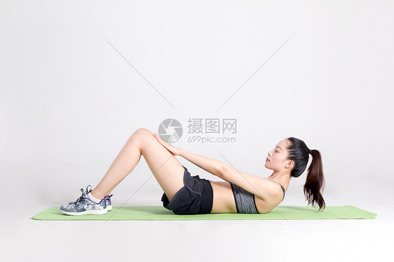 年轻女子健身运动动作图片