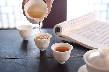 十分考究的茶海手持茶海倒茶水流背景