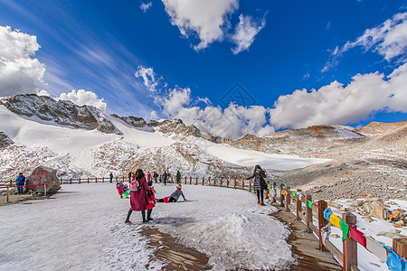 川西达古冰川的游客背景图片
