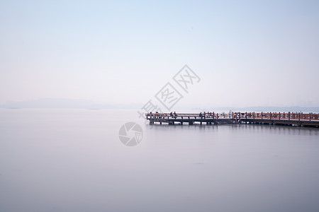 如码头和薄雾武汉东湖背景