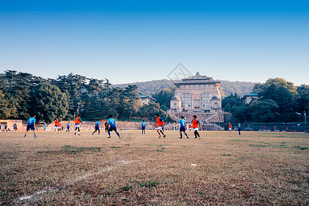 珞珈山武汉大学操场足球赛背景