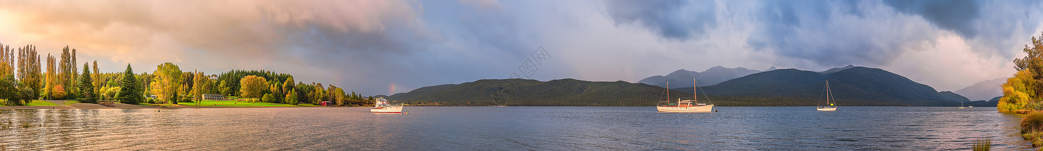 阿寒湖新西兰清晨的山川湖泊全景图背景