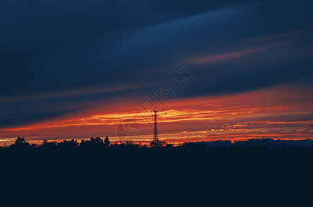 夕阳西下云彩铁塔高清图片