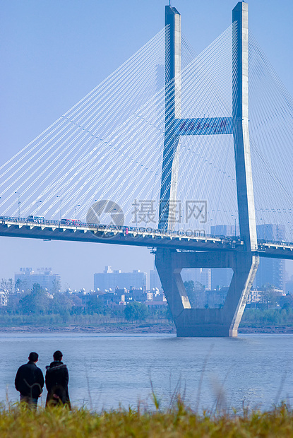 武汉长江二桥下欣赏秋色的人图片
