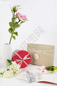 礼物盒和花束图片