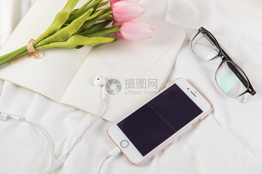 白色背景下的花束和手机图片