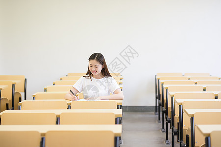 教室里正在思考学习的同学图片