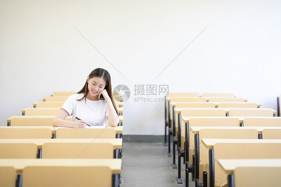 教室里正在思考学习的同学图片