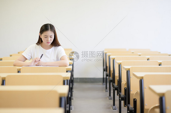 教室里正在思考学习的同学图片