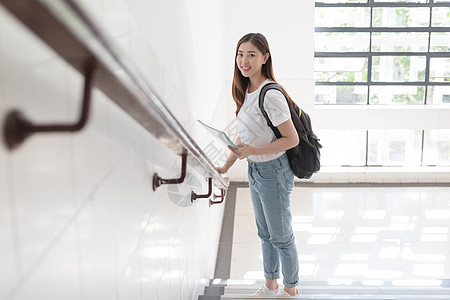 教学楼里刚好下课的同学图片