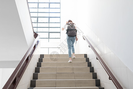 卡通大学教学楼里准备去上课的同学背景