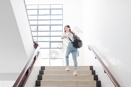 教学楼里准备去上课的同学图片