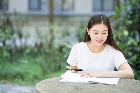 校园轻松学习的女生图片