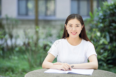 校园轻松学习的女生图片