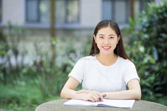 校园轻松学习的女生图片