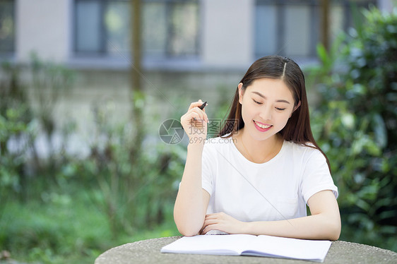 校园轻松学习的女生图片