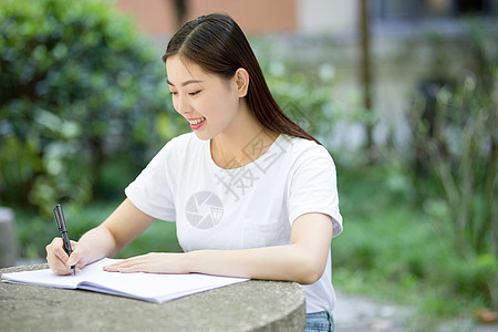 校园轻松学习的女生图片