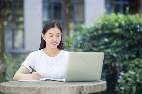 在校园室外休闲学习的女生图片