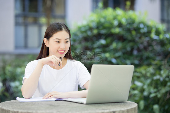 在校园室外休闲学习的女生图片