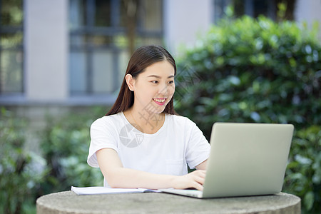 在校园室外休闲学习的女生图片