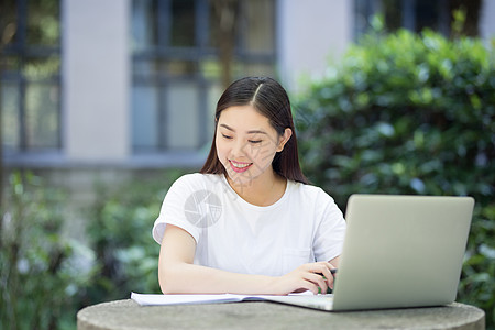 在校园室外休闲学习的女生图片