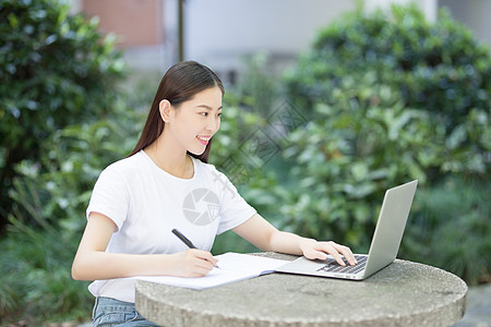 在校园室外休闲学习的女生图片