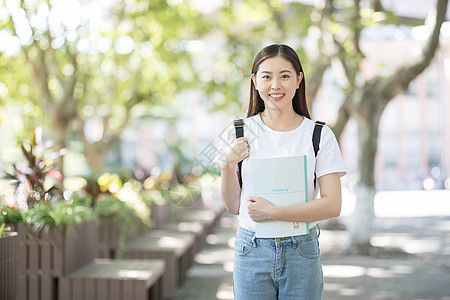 背着书包放学下课的大学生图片