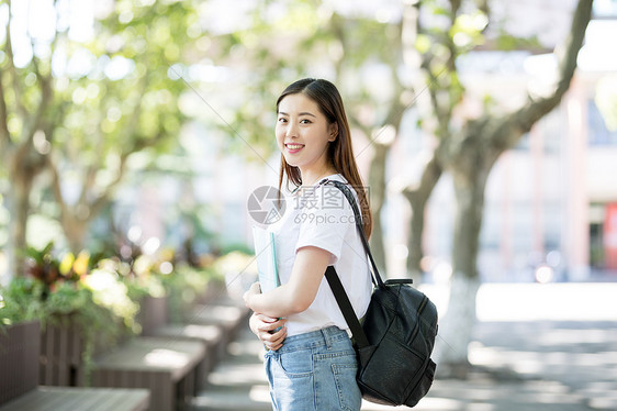 背着书包放学下课的大学生图片