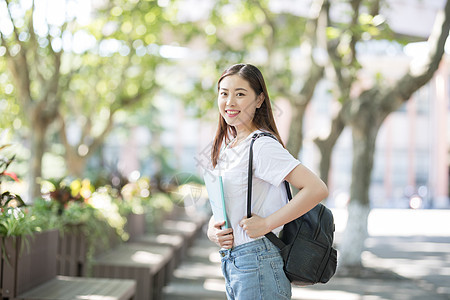 背着书包放学下课的大学生图片