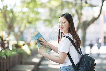 找路的年轻女性图片