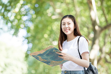 找路的女生图片