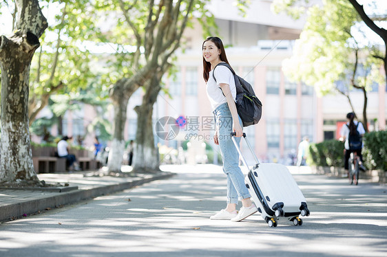 校园里拖着行李箱的女生图片