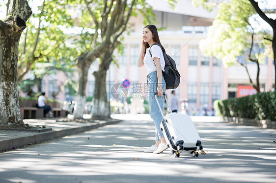 学校里拉着行李箱背书包的女生图片