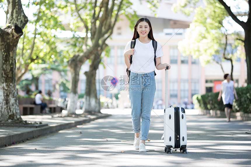 学校里拉着行李箱背书包的女生图片