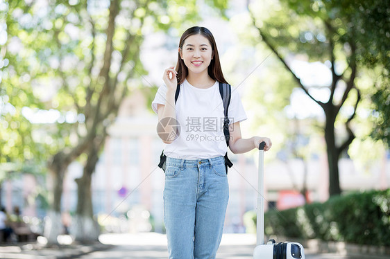 学校里拉着行李箱背书包的女生图片