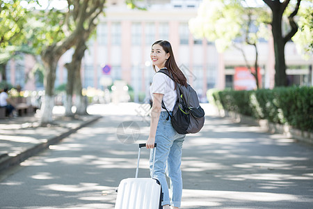 拉着行李箱的女生图片