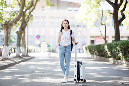 学校里拉着行李箱背书包的女生图片