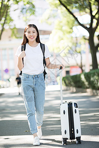 学校里拉着行李箱背书包的女生图片