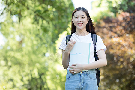 背着书包走在校园里的大学生图片