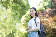 背着书包走在校园里的大学生图片