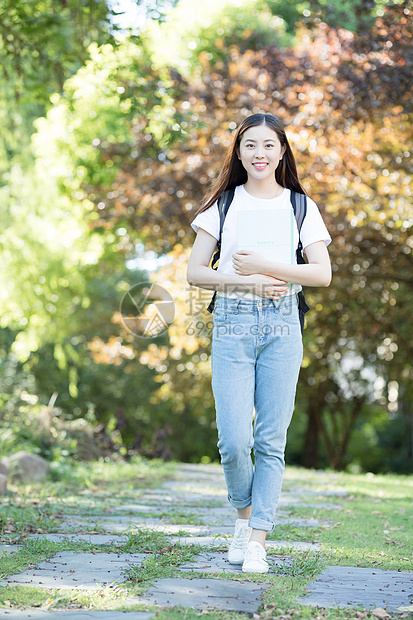 背着书包走在校园里的大学生图片