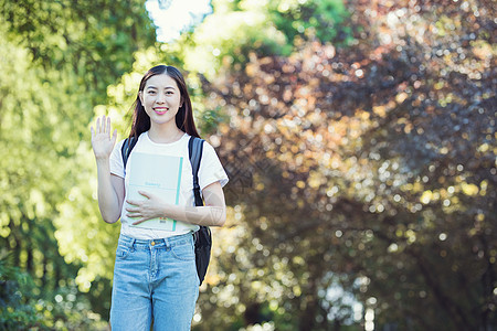 校园里背着书包抱着书的同学图片