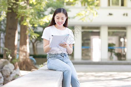 校园里室外正在学习的女生图片